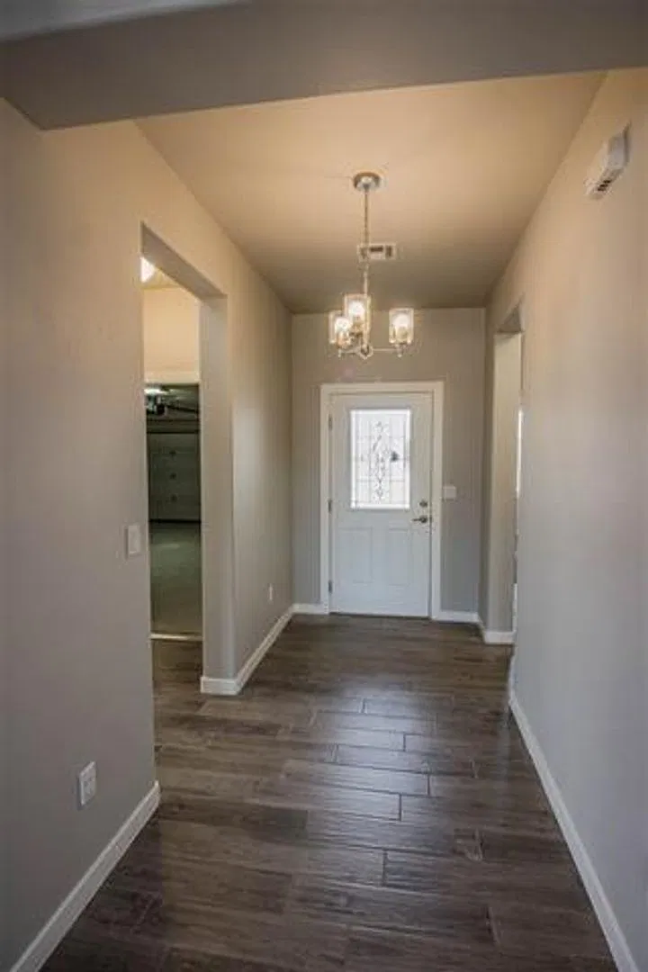 Spectacular 3 bed 2 bath home — Photo 2