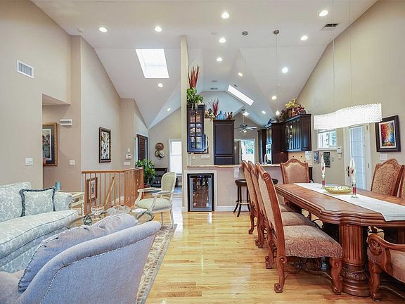 3rd image of 614 Garden Ln