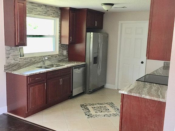 4th image of 800 Hillcrest Ave