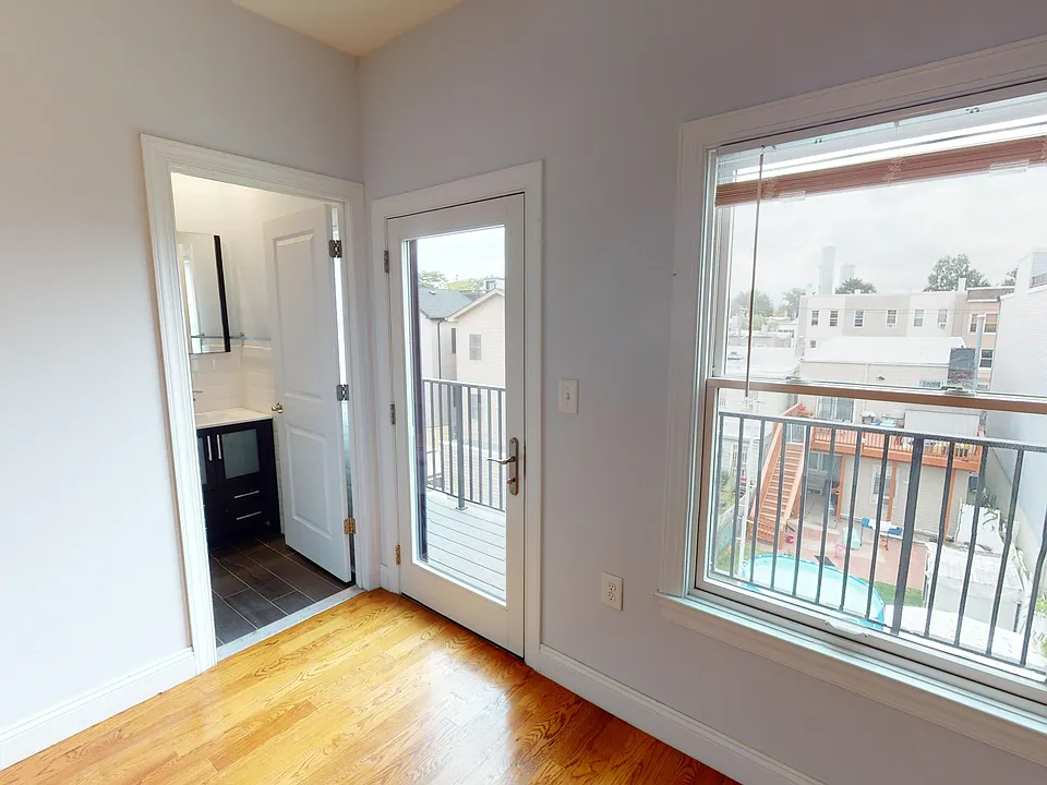 48 Manhattan Ave #2