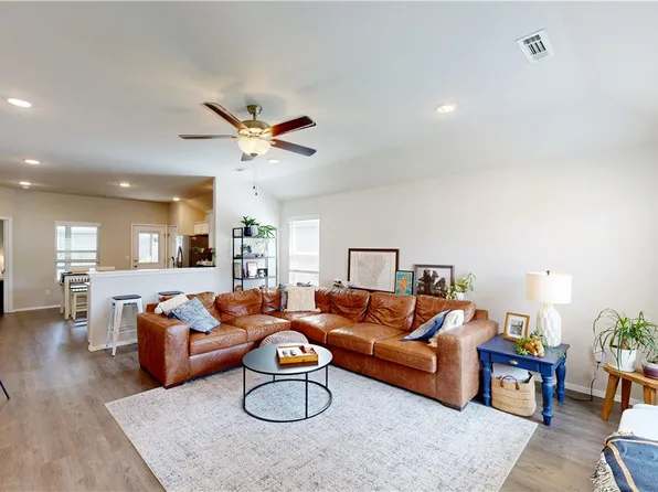1066 E Sparrow Cir, Fayetteville, AR 72701