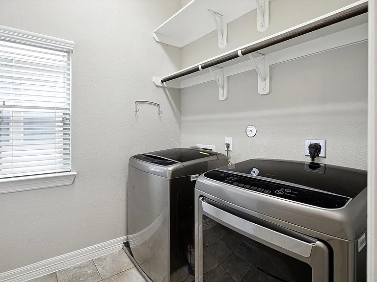 430 N Live Oak St — Photo 18