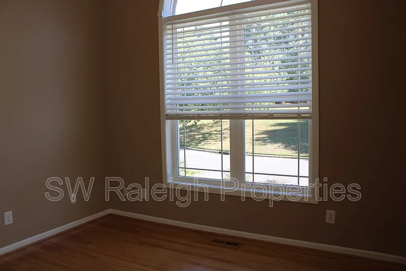 4 bed, 2.5 bath, 2281 sqft, $2,600 — Photo 3