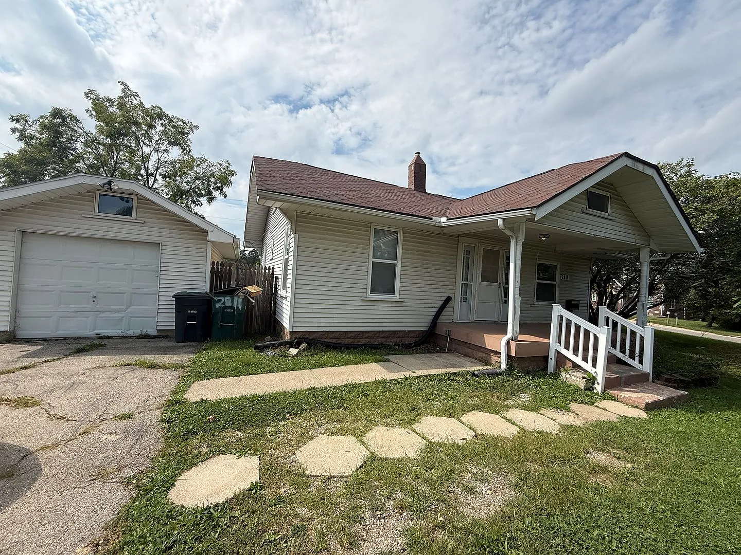 Large 3 Bed 1 bath home with detached Garage! — Photo 1