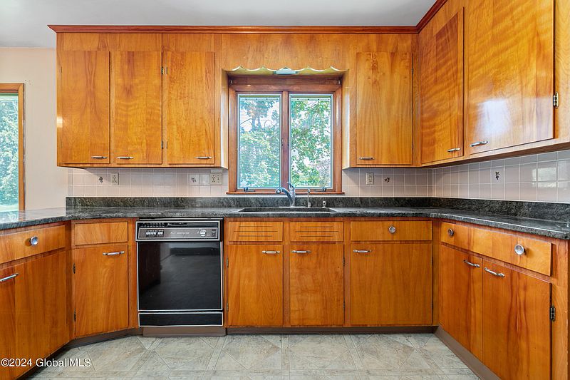 4th image of 137 Middletown Road