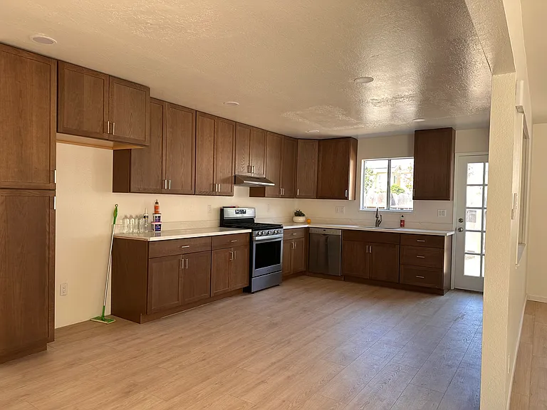 984 McKenzie Ave — Photo 5