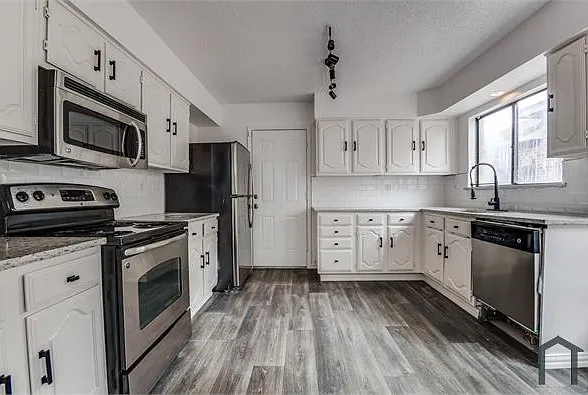 434 Wellington Dr — Photo 6