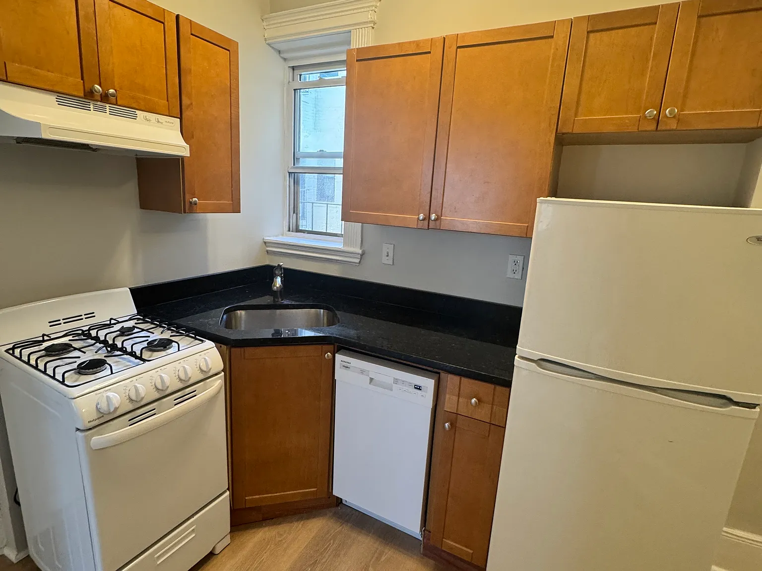 2 bed, 9999 sqft, $3,600 — Photo 2