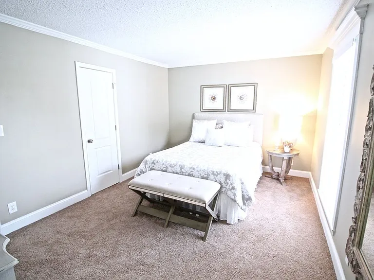 Plaza La Belle Apartments — Photo 52