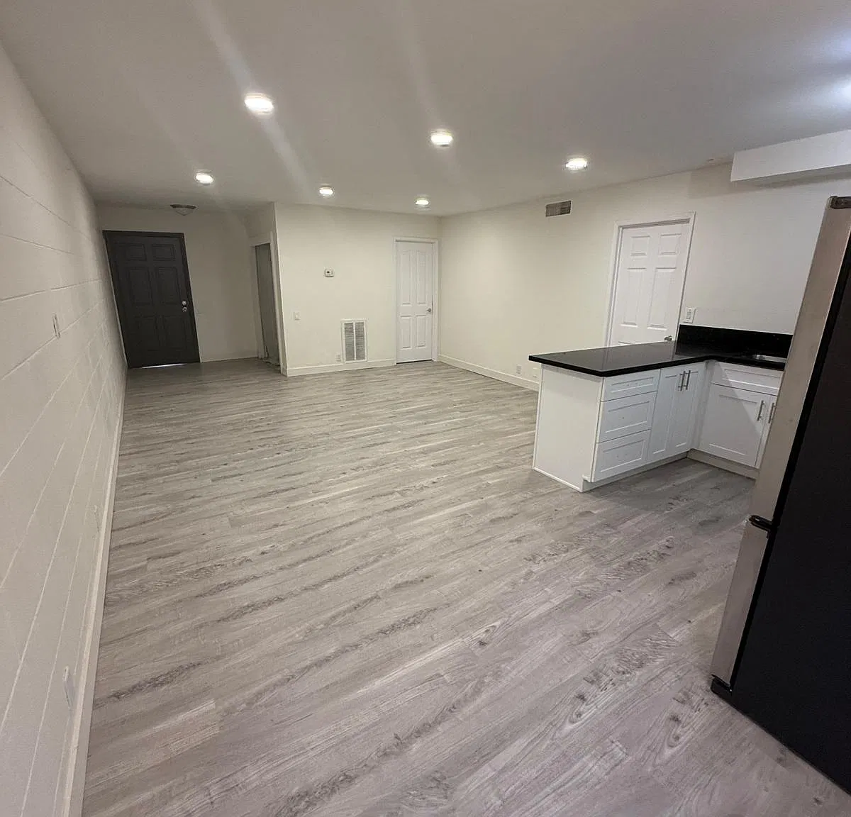 2913 Stewart Ave — Photo 2