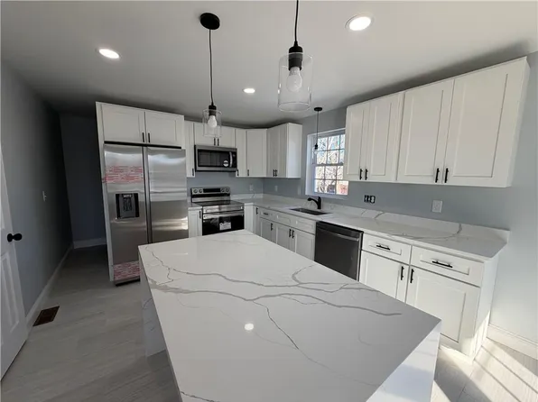 362 Kenyon Ave, Pawtucket, RI 02861