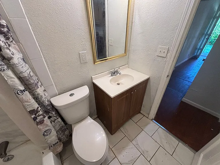 245 E Young Pl — Photo 21