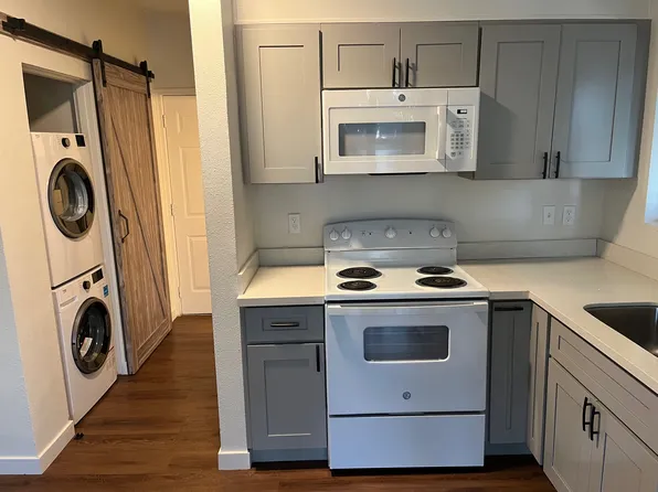1 Dravus St #1, Seattle, WA 98109