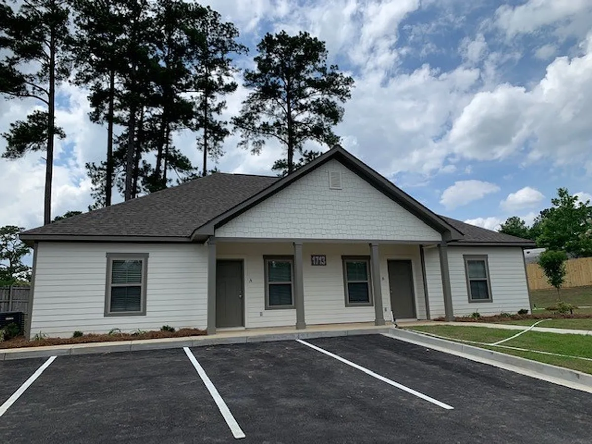 Building Photo - 1713 Springhill Dr #B