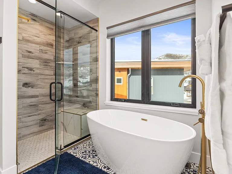 Upper Level - Ensuite Bathroom #1 - Shower & Tub
