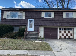633 N Kings Ave, Lindenhurst, NY 11757