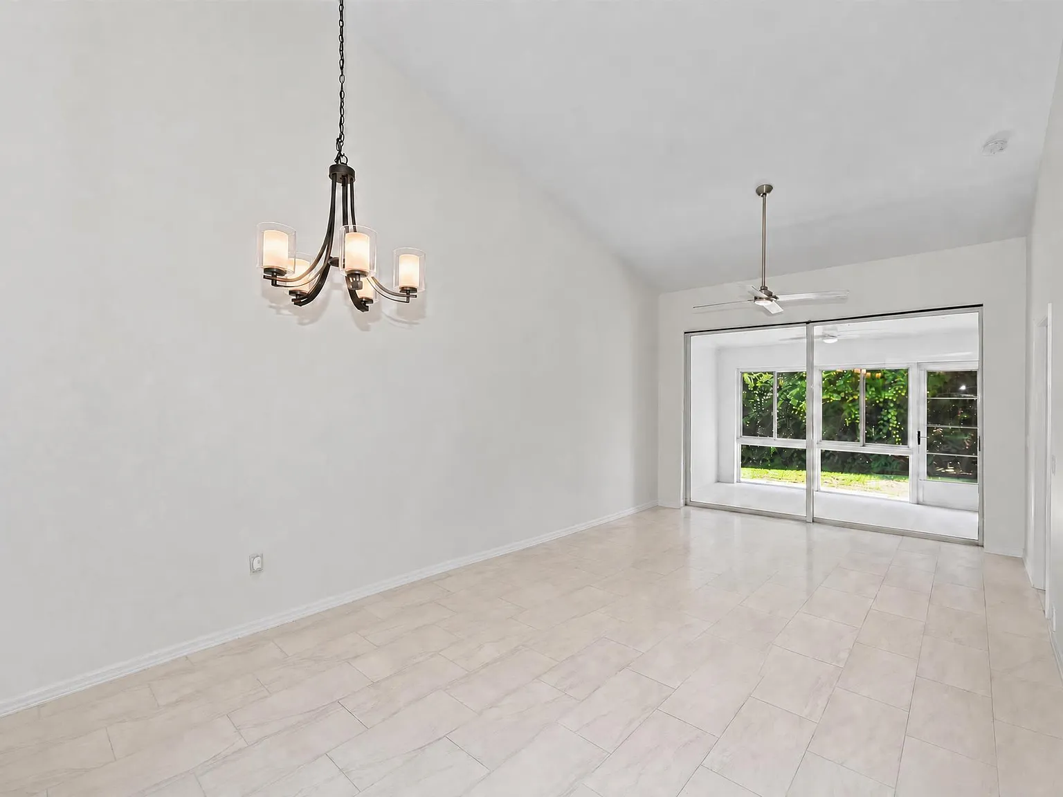 2 bed, 1090 sqft, $2,100 — Photo 4