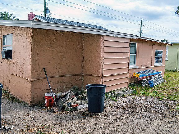 3rd image of 4654 Ridgewood Ave