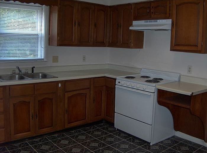 2nd image of 627 S 10th St