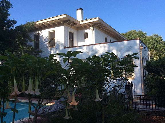 Front/side from pool lawn