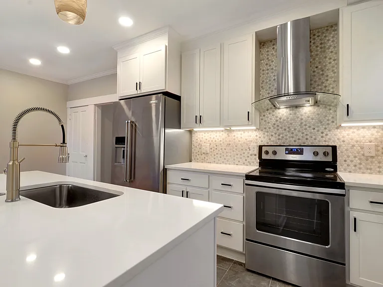 918 Harrison Ave — Photo 3