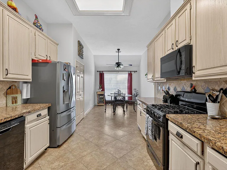 502 Ernst Ct — Photo 10