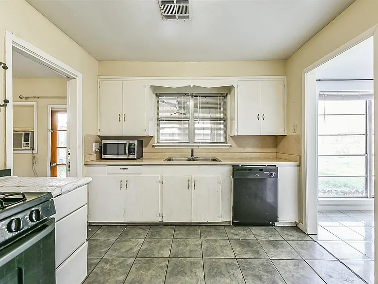 4710 Wedgewood Dr — Photo 7