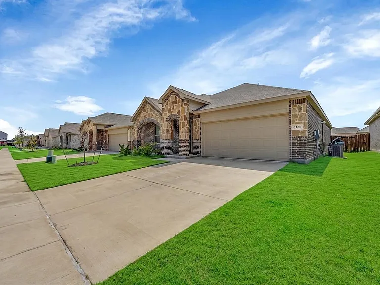 8425 Honeylocust St — Photo 32