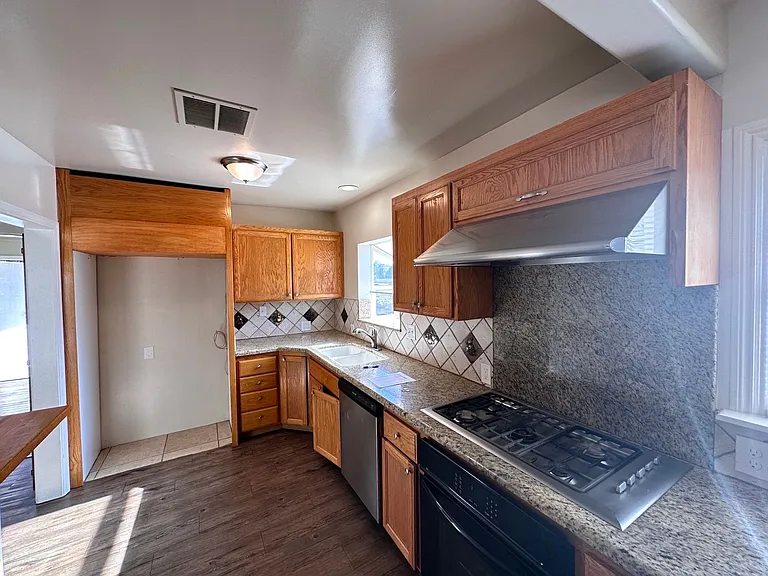 4735 N Thorne Ave — Photo 8