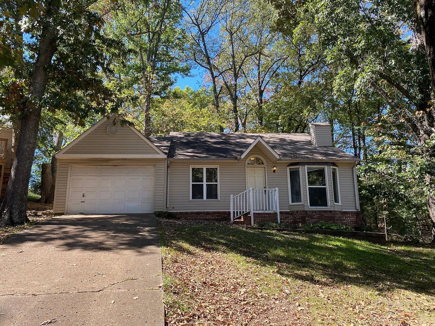 3bed/2bath Home with 2 car garage! — Photo 1