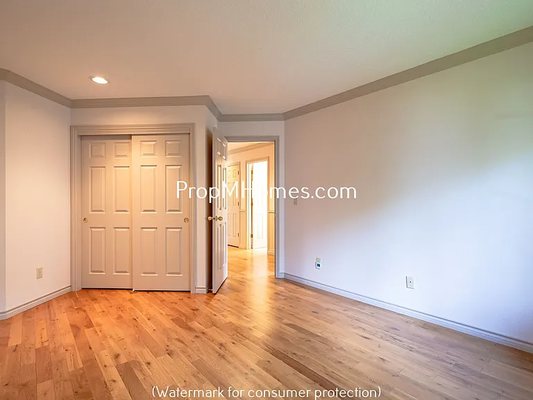 8817 NW Hazeltine St — Photo 16
