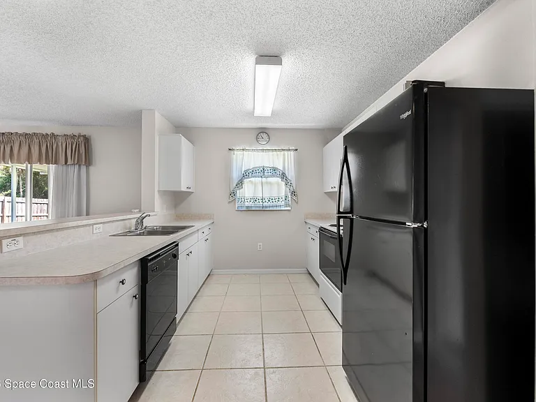 1324 Mandys Ct — Photo 9