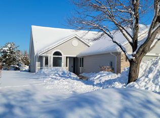 7102 Oak Pointe Curv, Bloomington, MN 55438