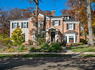 587 Riford Rd, Glen Ellyn, IL 60137