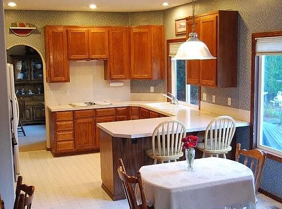 Breakfast Nook & Kitchen