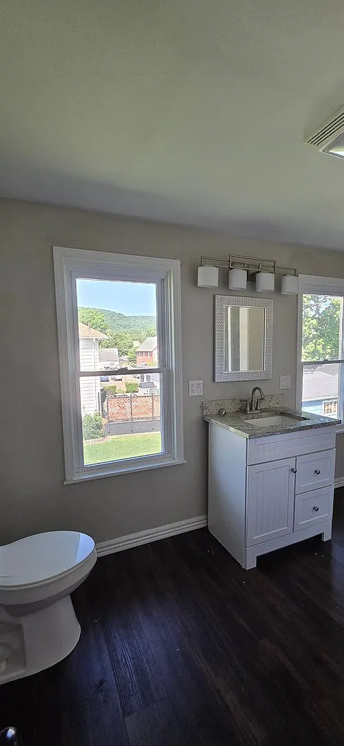 Heights 3br 1b 2 car garage with remote openers — Photo 3