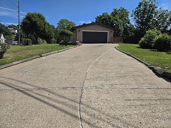 3rd image of 950 Somerset Dr