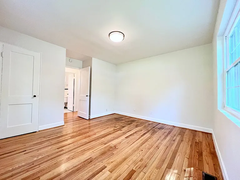 Lindley Park Manor — Photo 11
