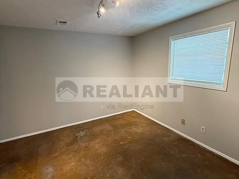 468 N Limestone #13 — Photo 12
