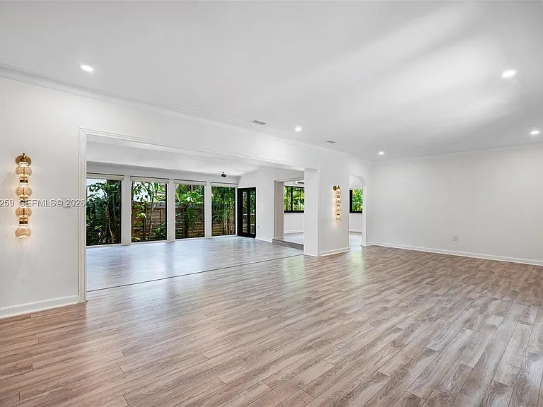 7810 Beachview Dr — Photo 10