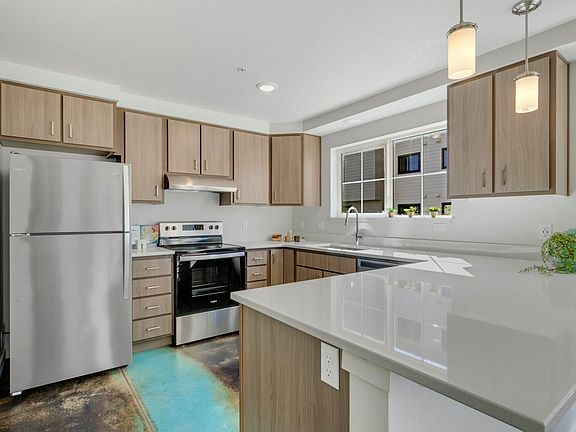 2nd image of 306 E Railroad Ave #D101