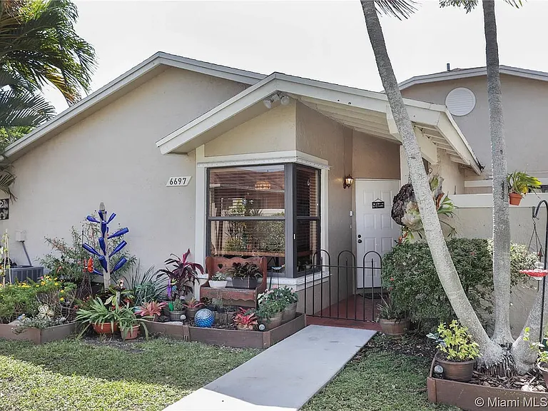 6697 SW 152nd Pl — Photo 1
