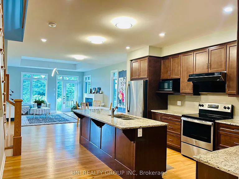 70 Stanhope Ct — Photo 8