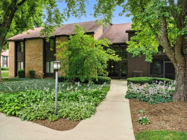 740 Saint Andrews Ln APT 5, Crystal Lake, IL 60014