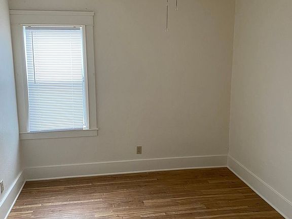 5th image of 1324 W Oak St