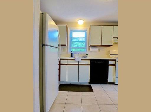 3rd image of 63 Stafford St #B