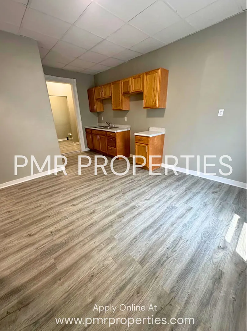 2 Bedrooms/1 Bathroom House — Photo 3