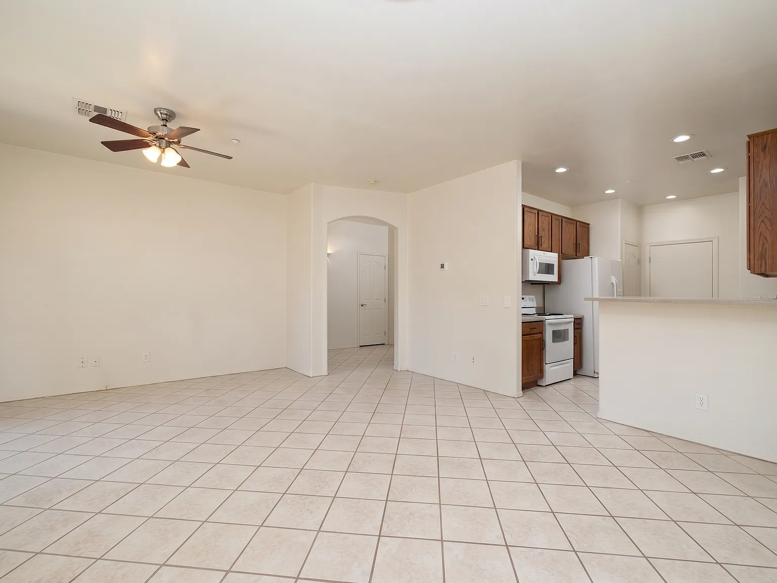 3 bed, 1340 sqft, $1,900 — Photo 2