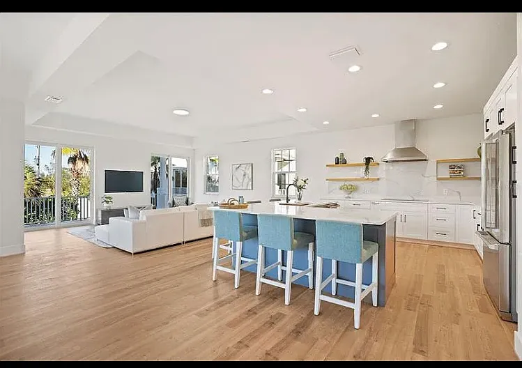 4 bed, 5.5 bath, 3774 sqft, $13,500 — Photo 2