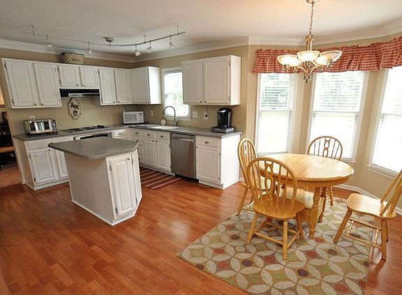 3rd image of 31 Airdrie Dr